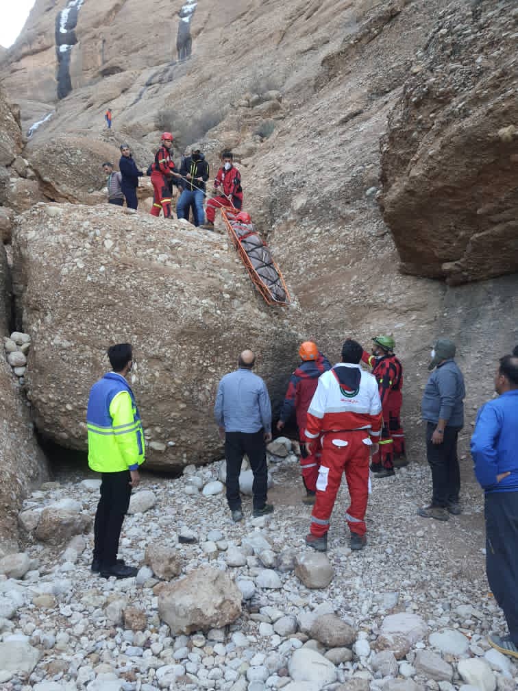 امدادرسانی به سقوط دو کوهنورد در کوه سرخ توسط نجاتگران پایگاه کوهستان دراک هلال احمر